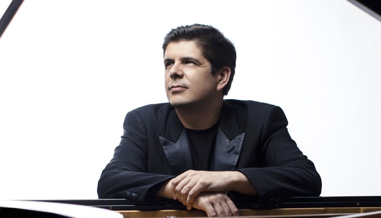 Portrettbilde av pianist Javier Perianes
